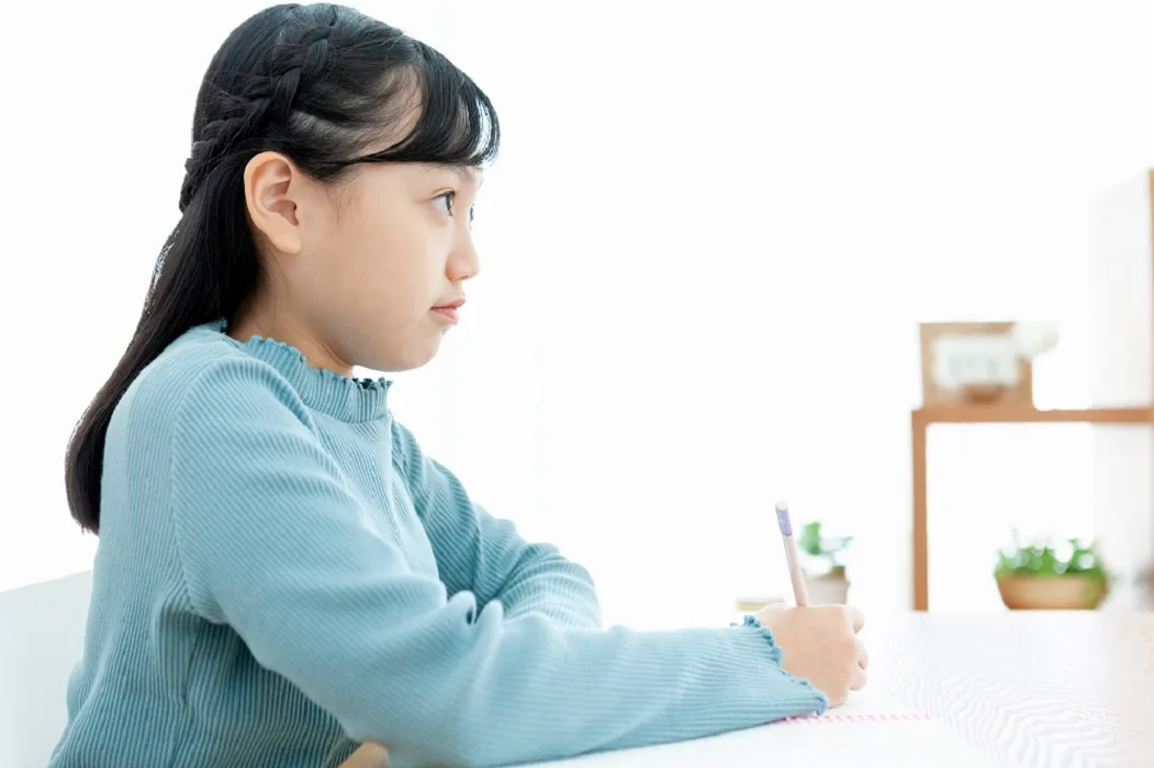 勉強する子どもの写真
